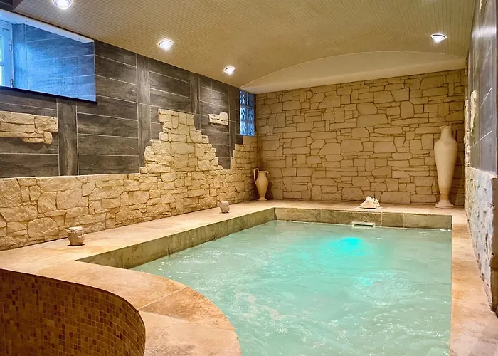 Le Chateau De La Roque